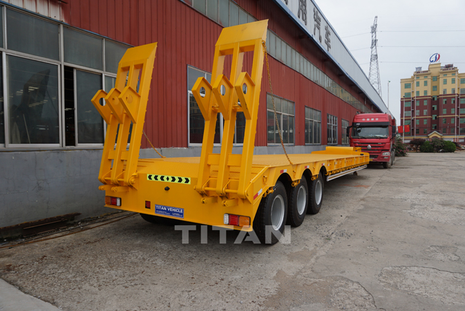 Hydraulic tri-axle lowloader truck transport heavy duty machine loading weight 60 tons 80 tons excavator low bed trailer 100 ton